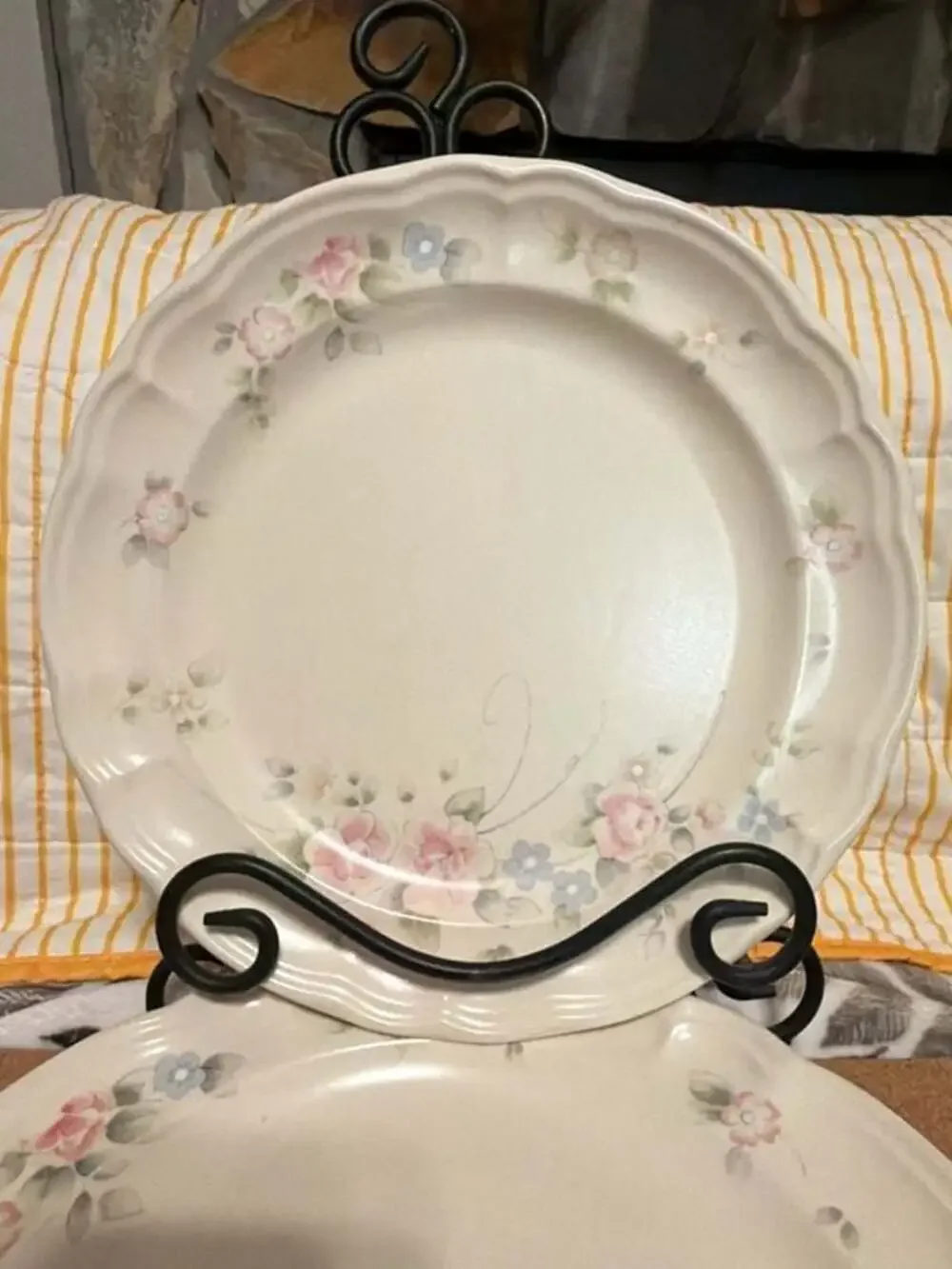 Set of 4 Vintage Pfaltzgraff Tea Rose Stoneware Dinner Plates